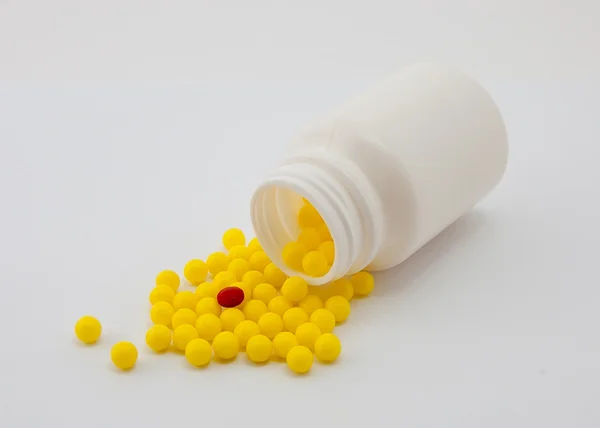 Żółte tabletki z butelki — Zdjęcie stockowe