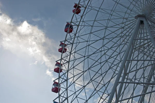 Dönme dolap ve bulutlar