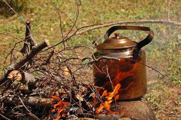 Şömine başında su ısıtıcısı