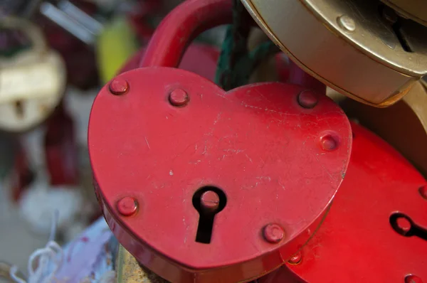 kırmızı asma kilit