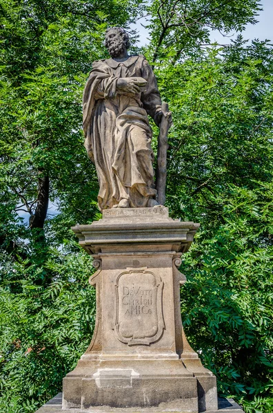 Figuur op de Karelsbrug in Praag — Stockfoto