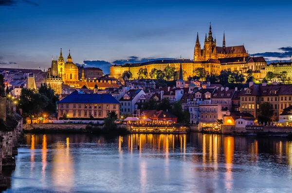 Vista nocturna del Castillo de Praga — Foto de Stock