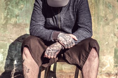 Sandalyede oturan endişeli adam