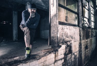 Adam portre harabeye