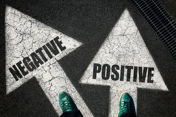 İkilem kavramı pozitif ve negatif — Stok fotoğraf