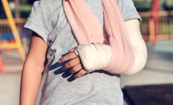 Child with broken hand — Stock Photo, Image