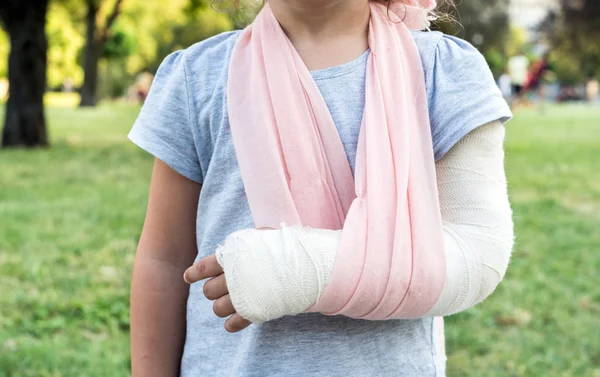 Дитина з зламаною рукою — стокове фото