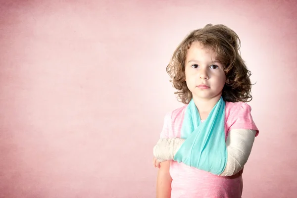 Ragazzino con la mano rotta — Foto Stock