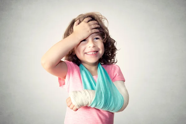Criança com a mão quebrada — Fotografia de Stock