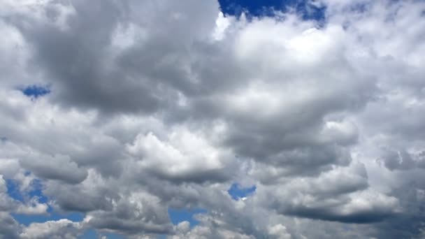 Beaux nuages blancs et ciel  