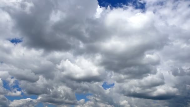 Nuvens brancas bonitas e céu — Vídeo de Stock