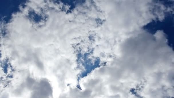 Cielo azul y nubes blancas — Vídeos de Stock