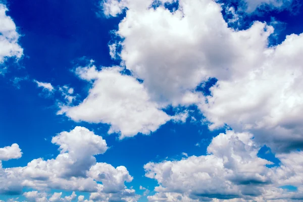 Ciel bleu et nuages blancs — Photo