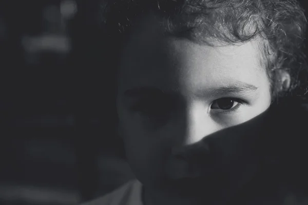 Retrato de niña en blanco y negro —  Fotos de Stock