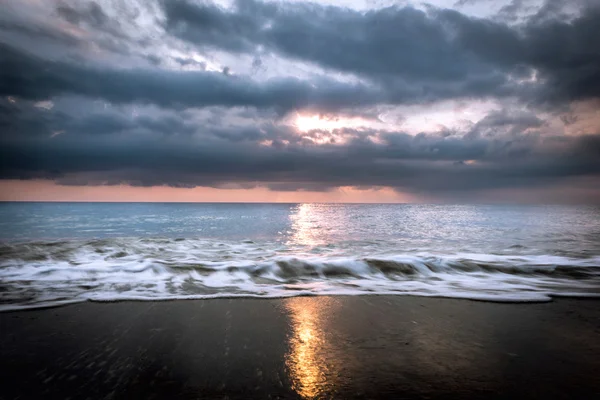 Hermoso amanecer sobre el mar —  Fotos de Stock