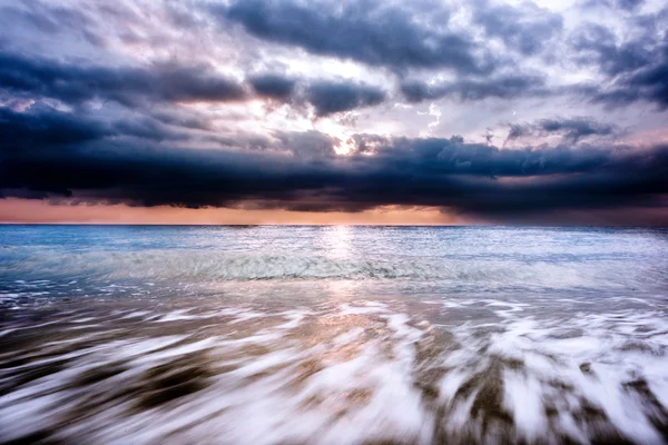 Schöne Wolken über dem Meer — Stockfoto