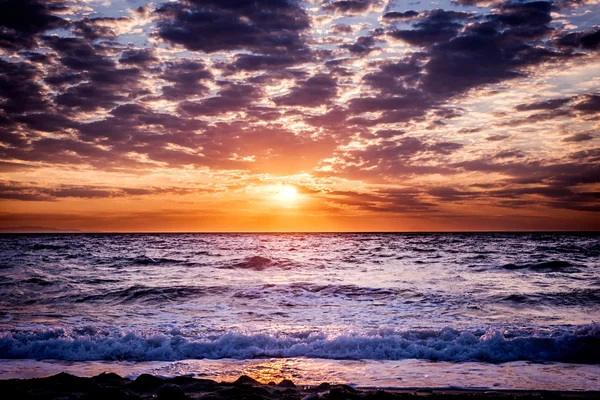 Красивое солнце и небо над морем — стоковое фото