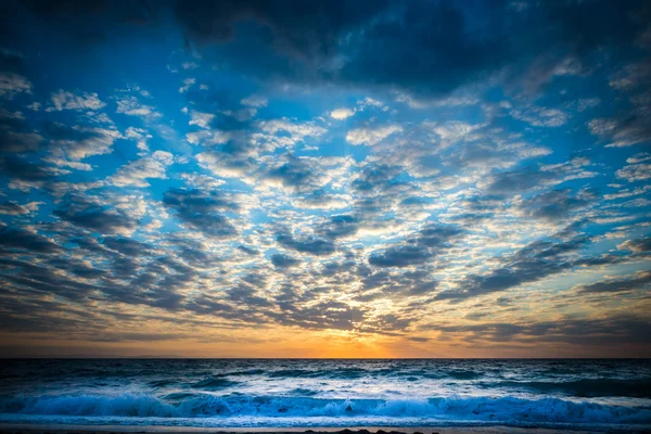 Beaux nuages sur la plage — Photo