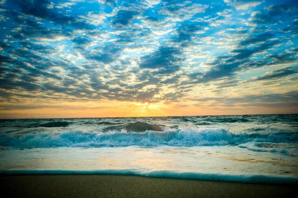 Beau ciel dramatique sur la plage — Photo