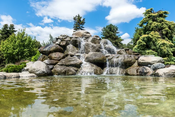 Vacker sten watefall fontän — Stockfoto