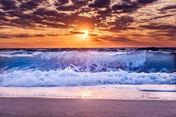 Wellen und Sonnenaufgang — Stockfoto