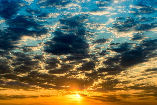 Bella alba con paesaggio nuvoloso — Foto Stock