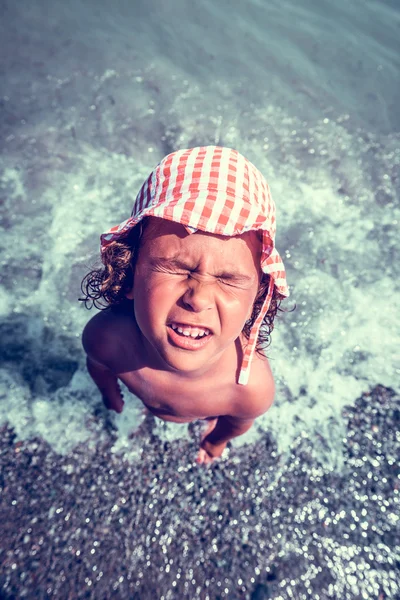 Grappige kind op het strand — Stockfoto