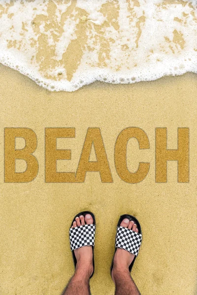 Homem pés na praia — Fotografia de Stock