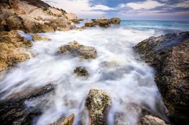 Su uzun süre taşlara sıçrıyor.