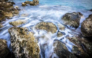 Güzel su uzun süre taşlara sıçrıyor.