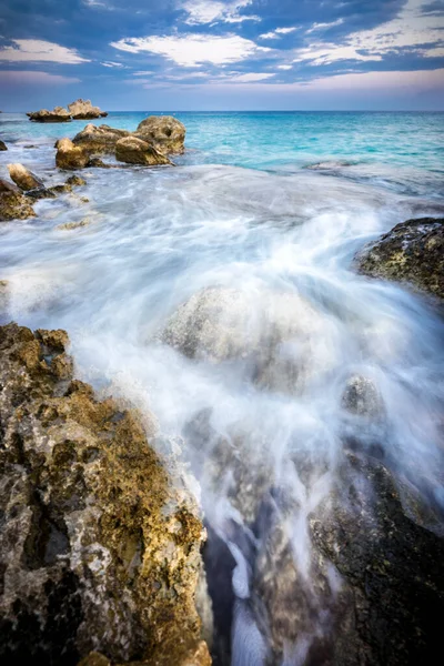 Pierres Avec Éclaboussures Eau Sur Plage Longue Exposition — Photo