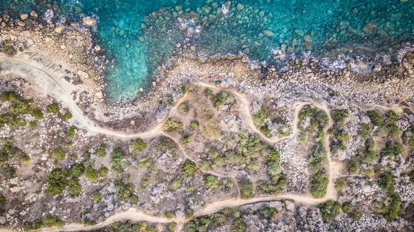 上から海沿いに続くオフロードの美しい風景 — ストック写真