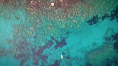 Güzel sahil manzarasının havadan görünüşü 