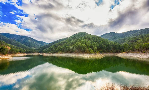 Kıbrıs Taki Güzel Göl Dağ Manzarası — Stok fotoğraf