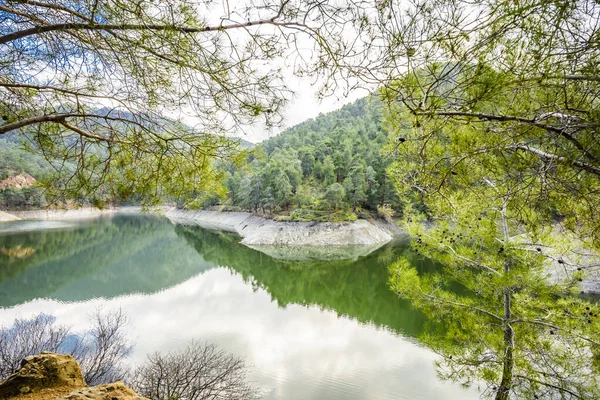 Kıbrıs Taki Güzel Göl Dağ Manzarası — Stok fotoğraf