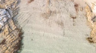 4K 'da güzel bir kumsal manzarası var.