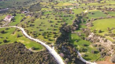 Yeşil tepelerin 4k görüntüsü 