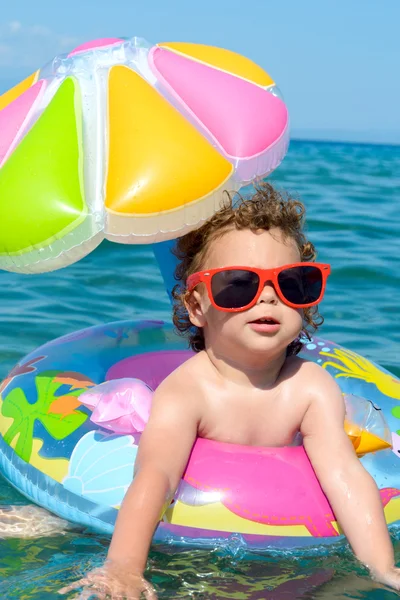 Niño disfrutar en el tiempo de verano — Foto de Stock