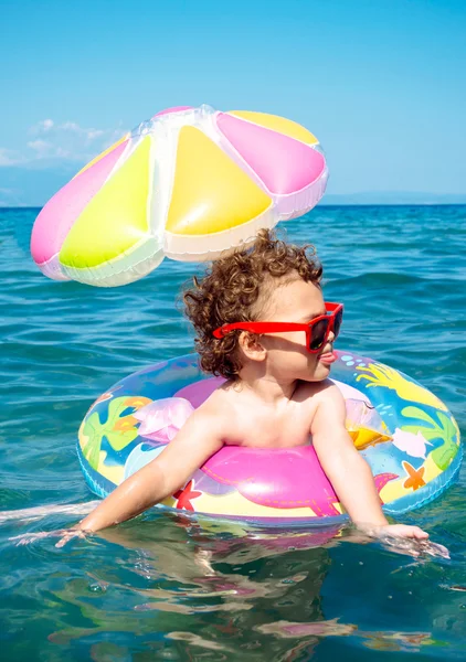 Kind in de zomer genieten van — Stockfoto