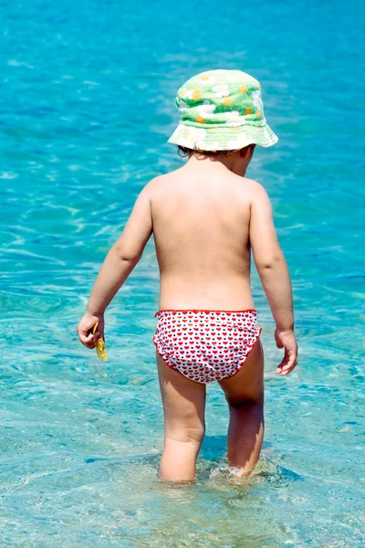 Petit enfant qui va dans l'eau — Photo