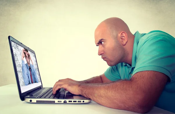 Homem olhando para o computador portátil — Fotografia de Stock