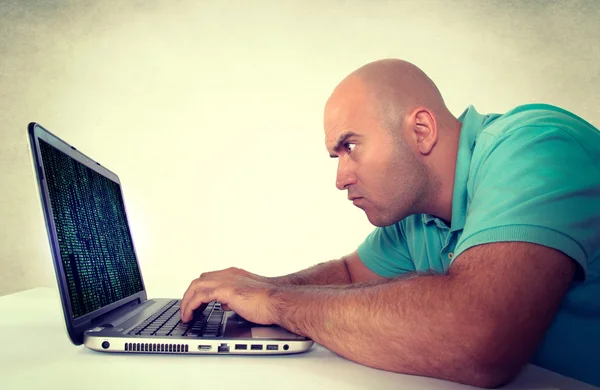 Homem programação em seu laptop — Fotografia de Stock