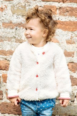 criança positiva com tijolos antigos