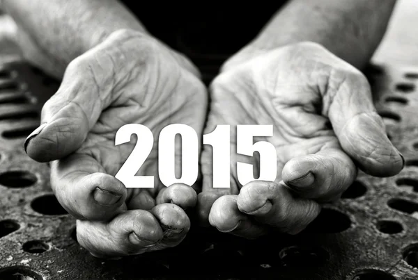 Mains ouvertes tenant le numéro 2015 — Photo