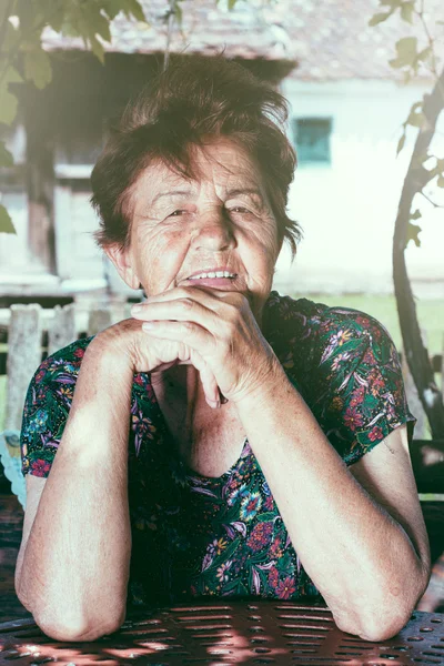 Παλιά γυναίκα, χαμογελαστά — Φωτογραφία Αρχείου