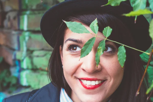 Positives Frauenporträt — Stockfoto