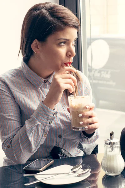 Frau macht Kaffeepause im Café — Stockfoto