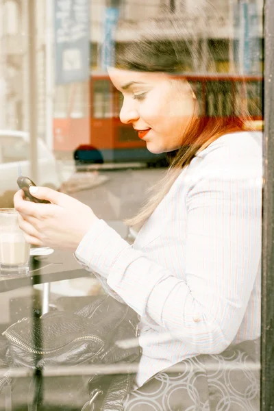 Messaggi di messaggistica femminile nel caffè — Foto Stock