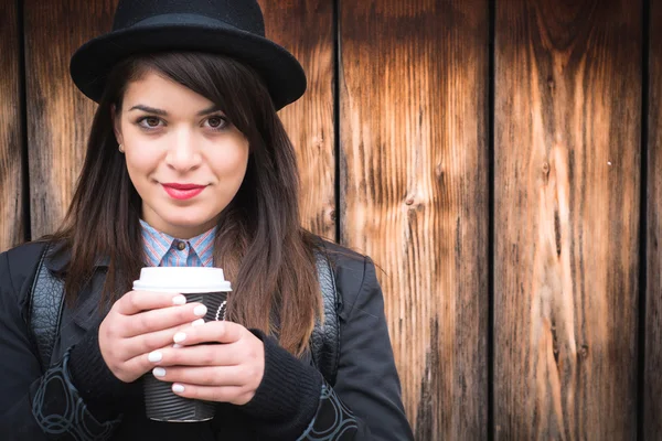 Mooie jonge dame swith koffie — Stockfoto