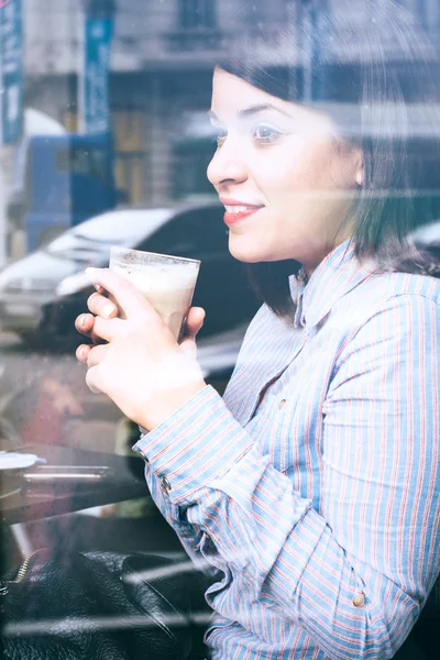 Femme avec une tasse de café — Photo